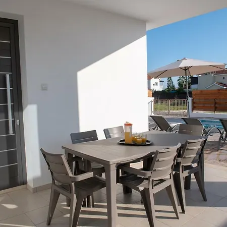 Coral Bay 7, Walking Distance To Coral Bay *